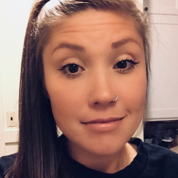 Meet your Posher, Stephanie - Picture 2 of 5